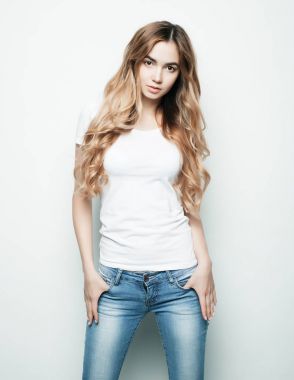 Genç model Studio, beyaz arka plan poz