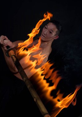 ateş gösterisi ile Asya adam