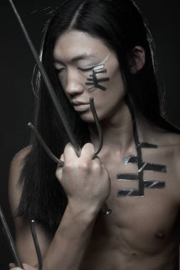 Asyalı çocuk silah ile