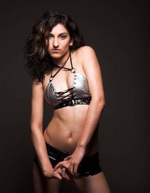 siyah arka plan üzerine genç kadın