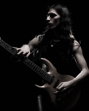 Adama elektrik gitar çalmak