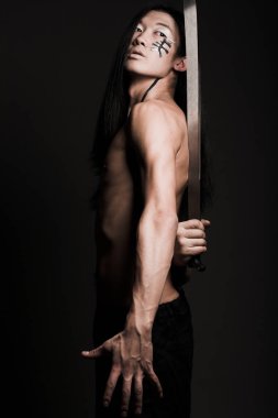 siyah arka plan üzerinde Asya adam