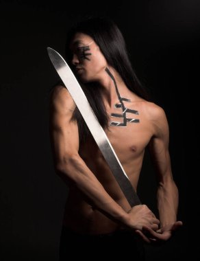 siyah arka plan üzerinde Asya adam