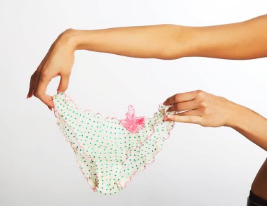 Elinde zarif iç çamaşırı