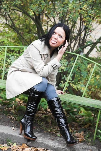 Chica joven en el parque de otoño — Foto de Stock