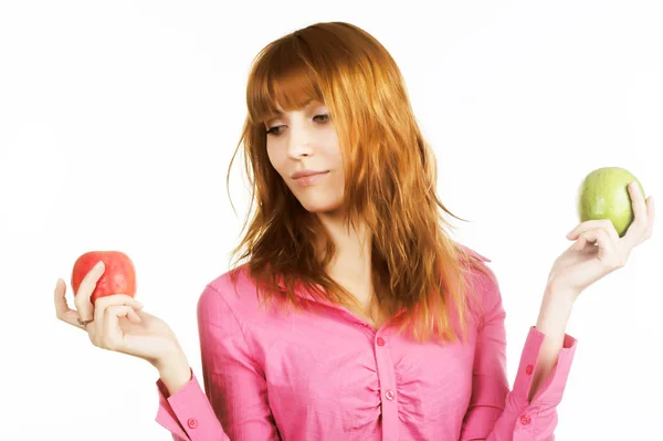 Рыжая девушка с яблоком на белом фоне — стоковое фото