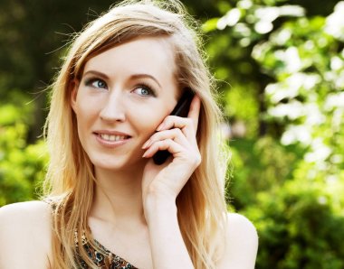 Cep telefonu kullanan kadın