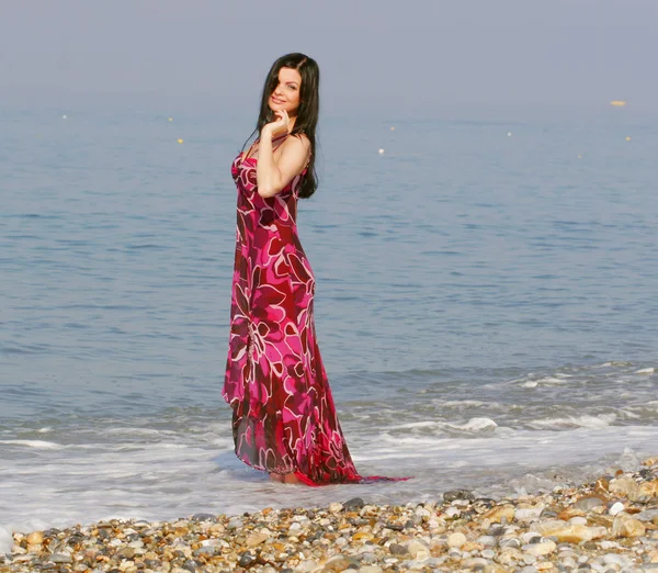 Young brunette woman near sea — Stock Photo, Image