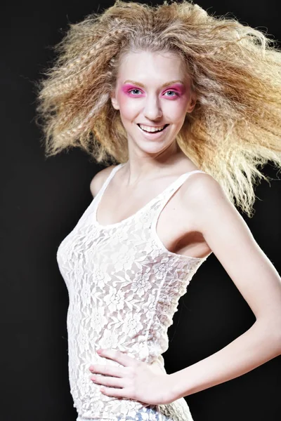 Gelukkig blond met roze make-up — Stockfoto