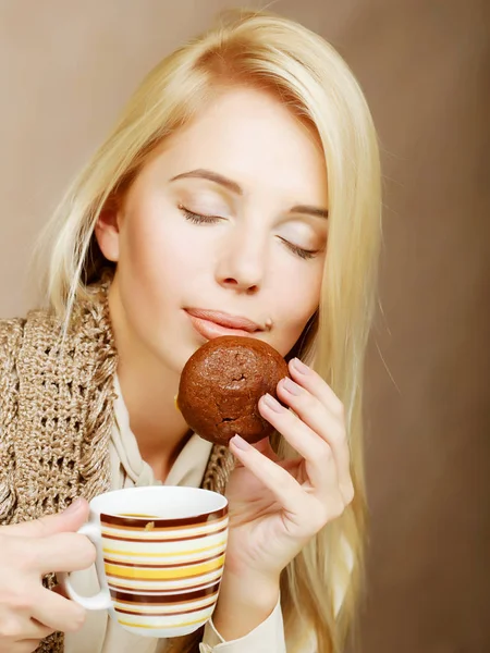 Frau mit Kaffee und Keksen — Stockfoto