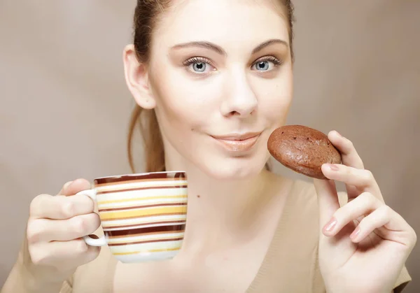 Mulher com café e biscoitos — Fotografia de Stock