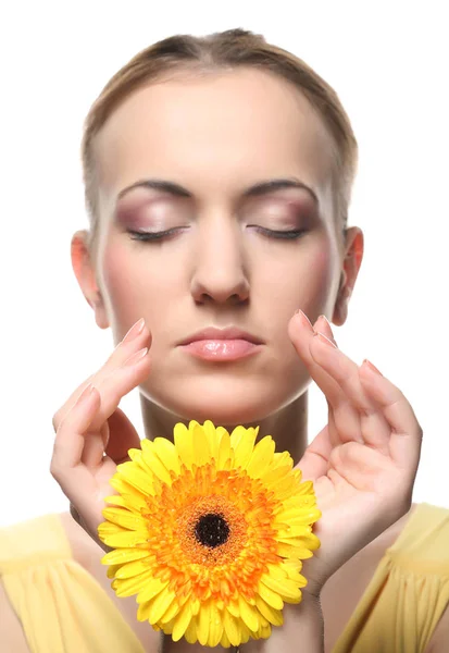 Schöne junge Frau mit Gerberblume — Stockfoto