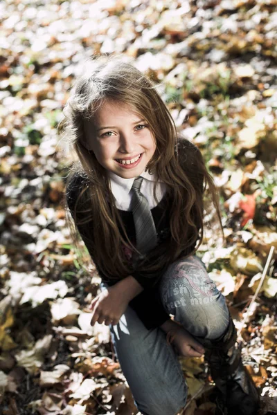 Menina no parque de outono — Fotografia de Stock