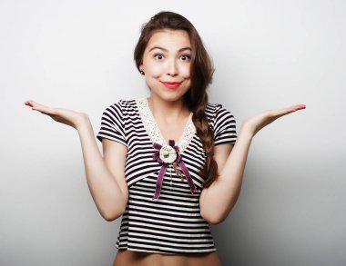 Şaşırmış görünen genç bir kadının yakın çekimi.