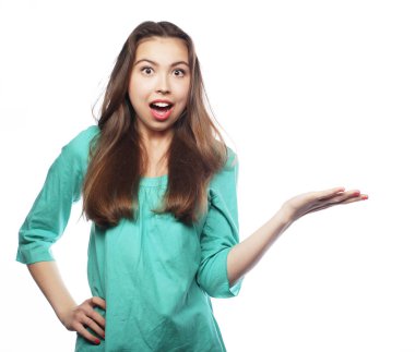 Gülümseyen genç bir kadın olumlu yüz ifadesini işaret ediyor.