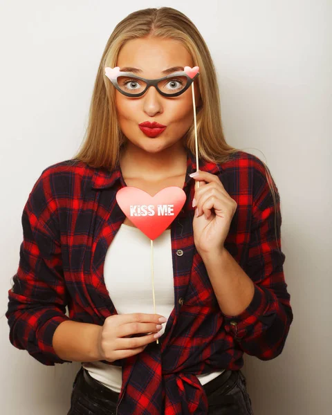 Imagen de la fiesta.Mujer joven sosteniendo unas gafas de fiesta . — Foto de Stock