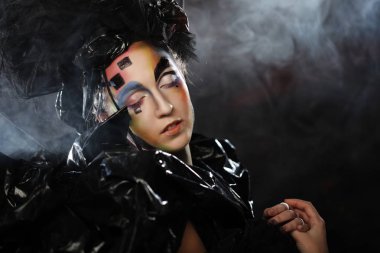 Yaratıcı görünüşlü genç bir kadının portresi..