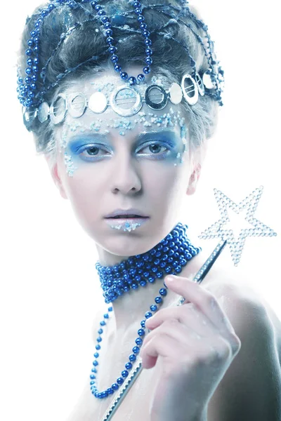 Portrait de reine d'hiver avec maquillage artistique. Isolé au fouet — Photo