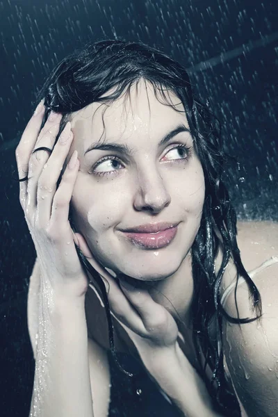 Симпатичная кудрявая девушка принимает душ — стоковое фото
