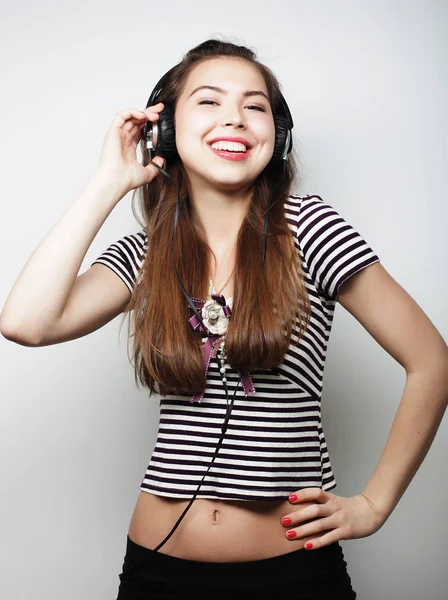 Γυναίκα με ακουστικά ακούγοντας μουσική. Μουσική κορίτσι χορό εναντίον — Φωτογραφία Αρχείου