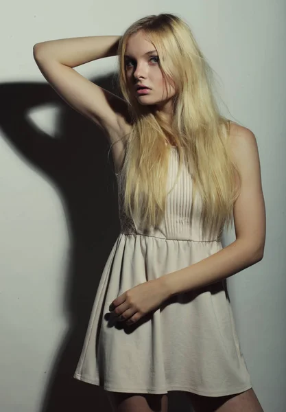 Jovem mulher magnífica em vestido branco . — Fotografia de Stock