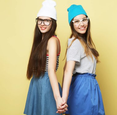 yaşam tarzı ve insanlar kavramı: iki genç kız arkadaş ayakta