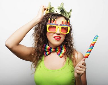 Genç bir kadın eğleniyor. Taçlı genç güzel kadın gülüyor.