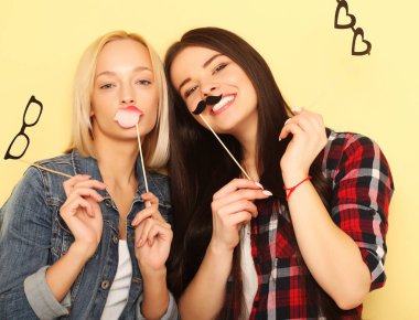 yaşam tarzı ve insanlar kavramı: şık kızlar parti için hazır mısınız