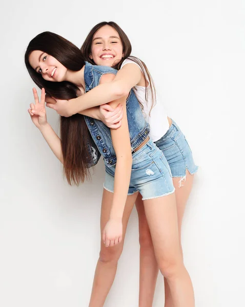 Emociones, personas, adolescentes y el concepto de amistad - feliz sonrisa p — Foto de Stock