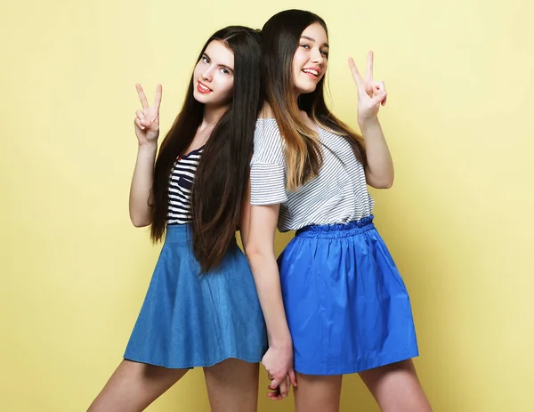 Emoções, pessoas, adolescentes e conceito de amizade - dois jovens adolescentes — Fotografia de Stock