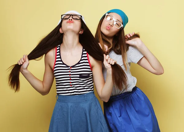 Livsstil och människor koncept: två unga flicka vänner står till — Stockfoto