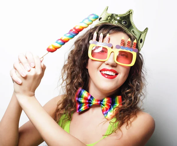 Chica joven lista para la fiesta - sonrisa y feliz . — Foto de Stock