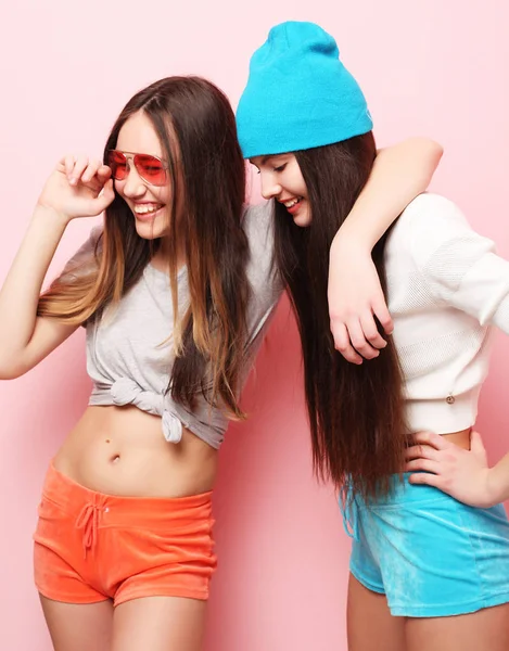 Feliz sonriente bonita adolescente niñas o amigos abrazándose sobre rosa —  Fotos de Stock