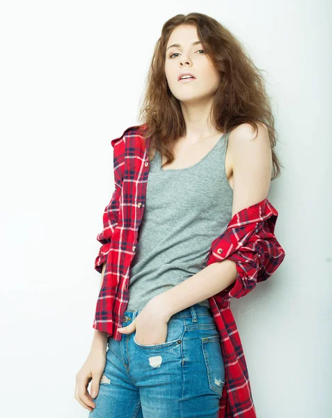 Estilo de vida, la moda y el concepto de la gente: hermosa mujer con ropa casual, posando sobre fondo blanco —  Fotos de Stock