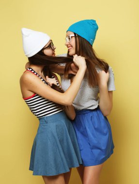 duygu, insanlar, gençler ve dostluk kavramı - oldukça gülümseyen