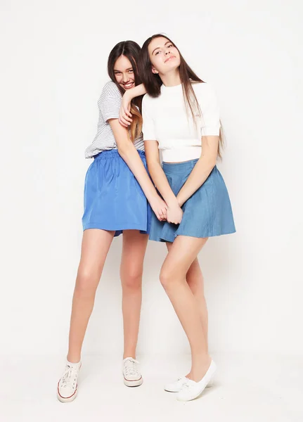 Retrato de corpo inteiro de duas meninas felizes sobre fundo branco — Fotografia de Stock