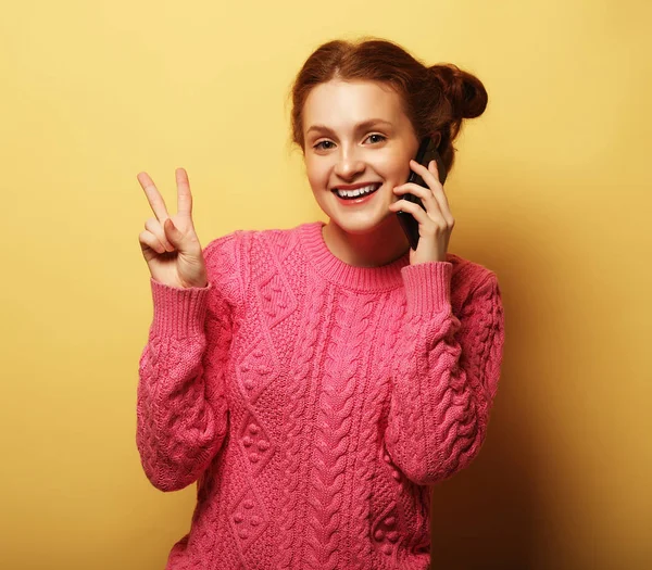 Mujer joven llamando por teléfono — Foto de Stock