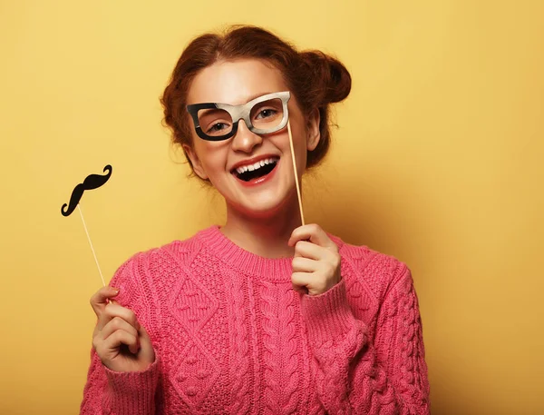Lifestyle- und People-Konzept: Glückliches Mädchen mit falschen Schnurrbärten — Stockfoto