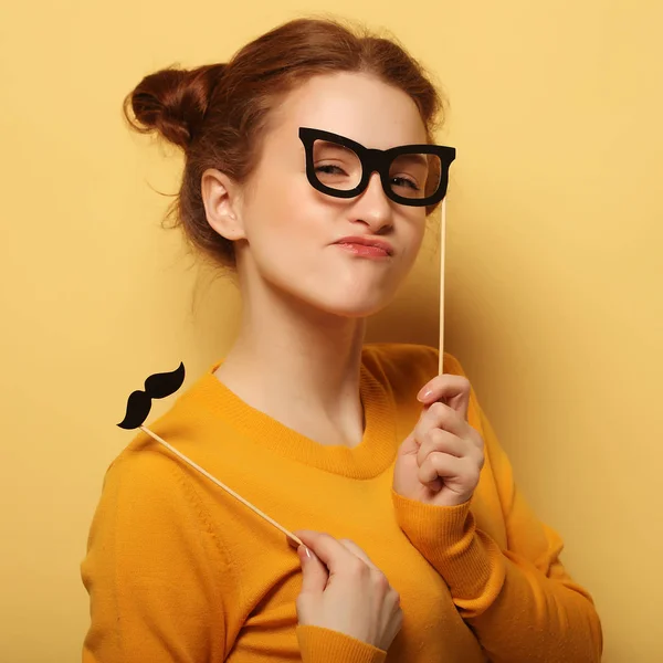 Životní styl a lidé koncept: Šťastná dívka nosí falešné kníry — Stock fotografie