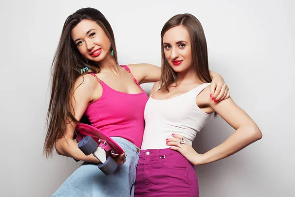 Emociones, personas, adolescentes y el concepto de amistad - sonriendo chicas adolescentes bonitas o amigos abrazando — Foto de Stock