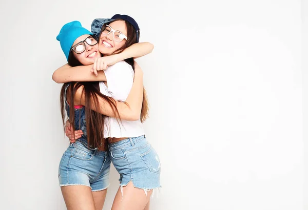 Emociones, personas, adolescentes y el concepto de amistad - sonriendo bastante —  Fotos de Stock