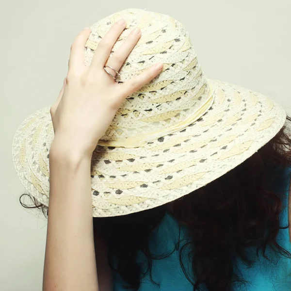 Young surprised woman wearing hat and sunglasses — Stock Photo, Image