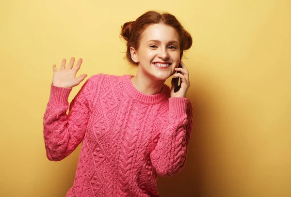 Молодая женщина звонит по телефону — стоковое фото