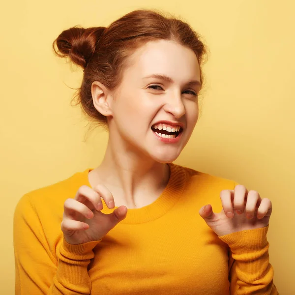 Franzindo a testa jovem mulher pensando no fundo amarelo — Fotografia de Stock