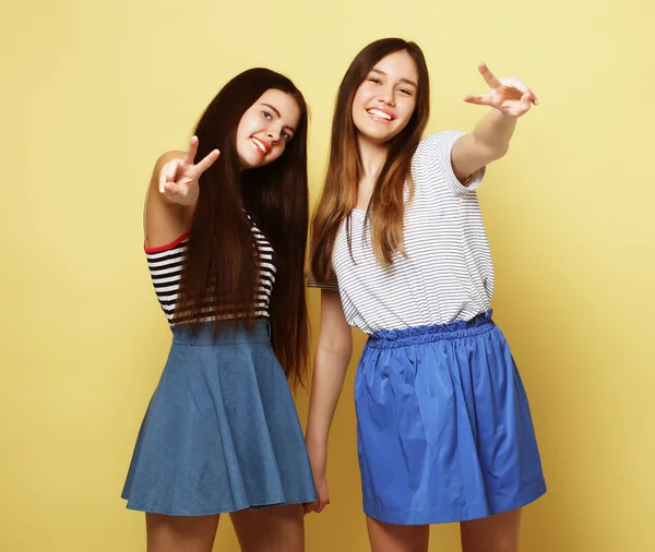Emoce, lidi, dospívající a přátelství koncepce - dvě mladé teen — Stock fotografie