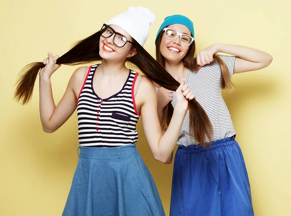 Lifestyle and people concept: Two young girl friends standing to — Stock Photo, Image