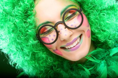 yeşil arka plan üzerinde deli kadın