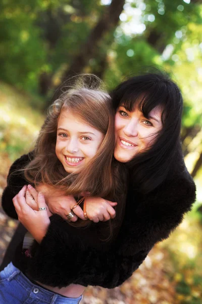 Lycklig familj - mor och dotter i höst park — Stockfoto