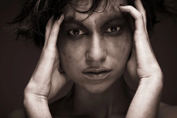 Θλίψη - νεαρή γυναίκα στην κατάθλιψη. Δημιουργικό μακιγιάζ. — Φωτογραφία Αρχείου