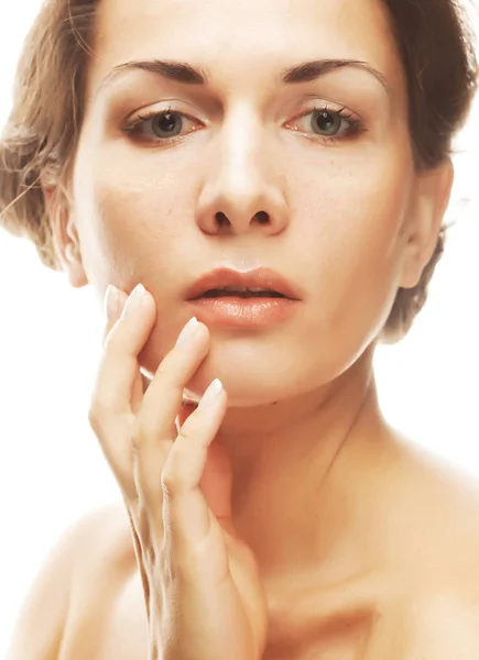 Güzel bir kadın yüzü temiz saflık deri ile — Stok fotoğraf